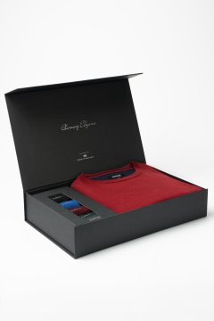 Set pánskeho svetra AUGUSTIO Wine a ponožiek v darčekovom boxe