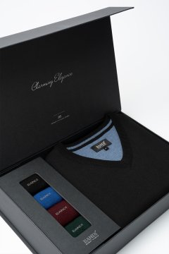 Set pánskeho svetra MARCELIO Nero a ponožiek v darčekovom boxe