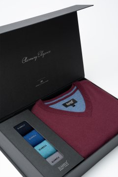 Set pánskeho svetra MARCELIO Marsala a ponožiek v darčekovom boxe